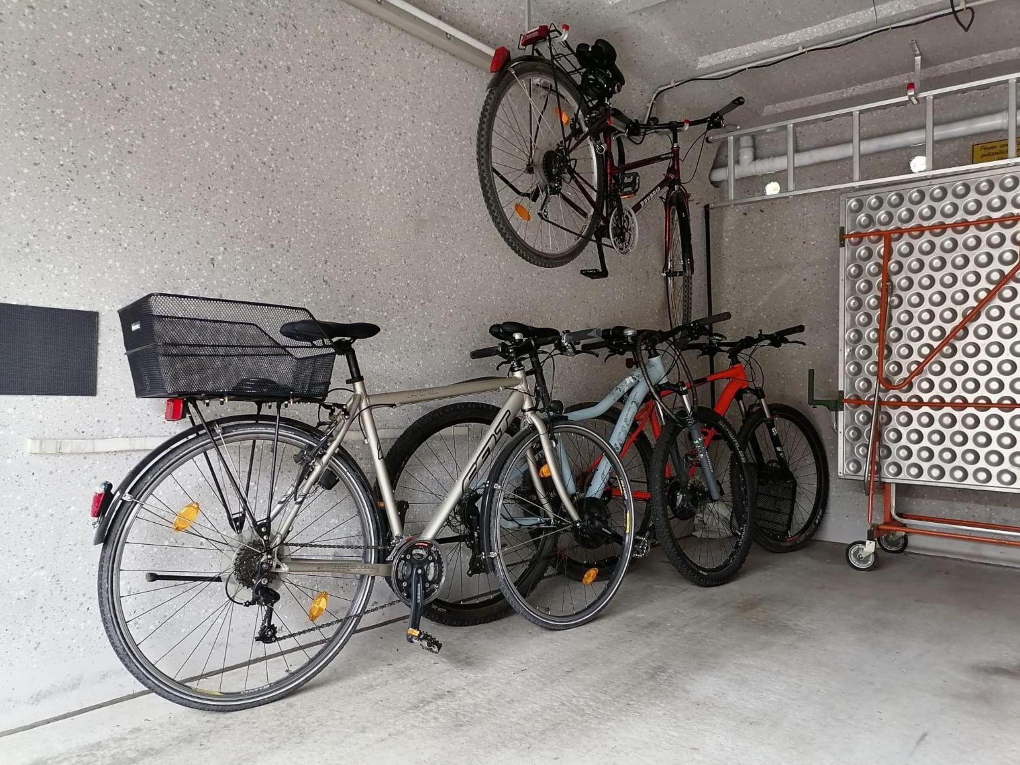 Elegant-Terraced-House-With-Bikes-Near-The-Lake-Children-At-Least-6-A-Old Starnberg Exterior photo
